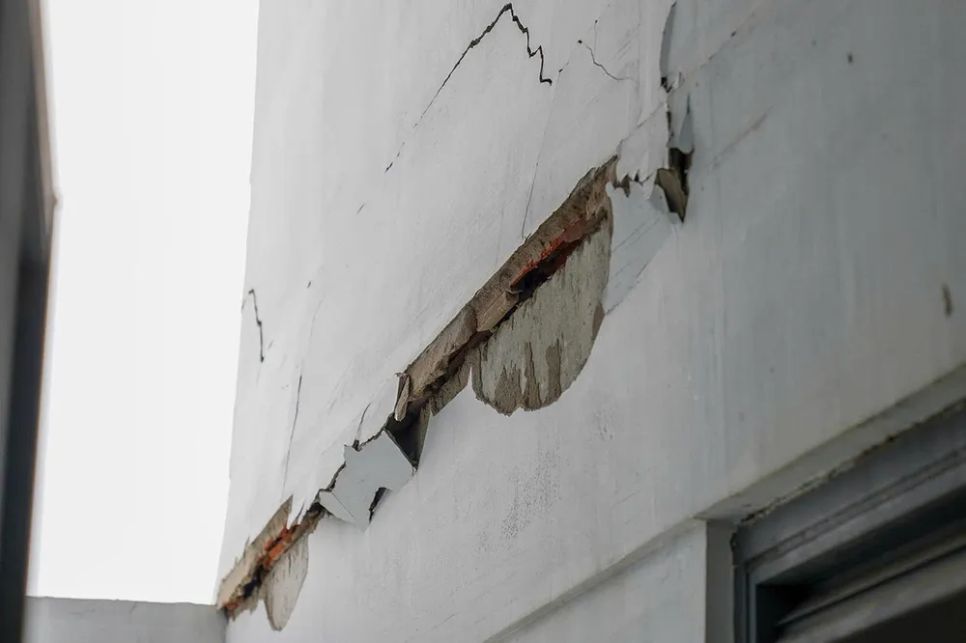 Vết nứt dài ở tầng 16 chung cư Lapen. Ảnh: QUANG VŨ