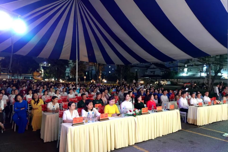 Đại biểu, khán giả cùng thưởng thức các tiết mục văn nghệ tuyên truyền cuộc bầu cử đại biểu Quốc hội khóa XVI và đại biểu HĐND các cấp, nhiệm kỳ 2026 - 2031. Ảnh: THÚY BÌNH