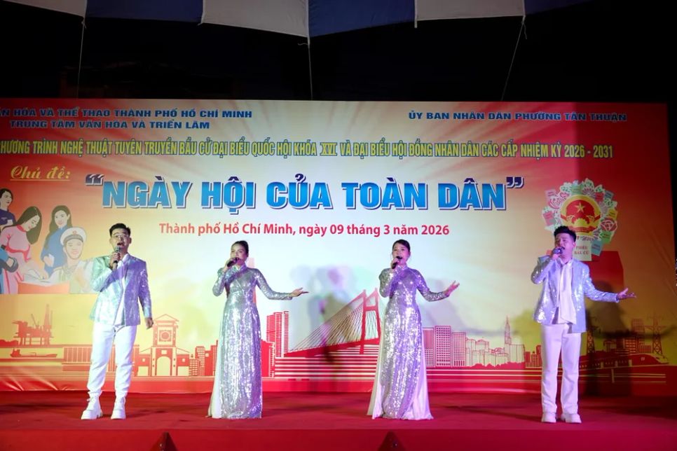 Nhóm ca Gió Mới biểu diễn bài hát 