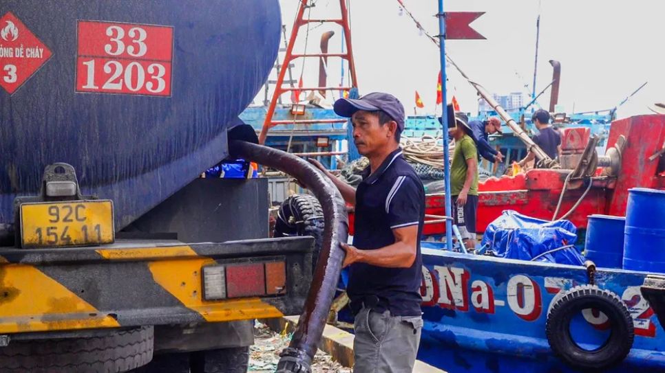 Xe bồn cung ứng nhiên liệu cho tàu cá tại khu vực cảng cá Thọ Quang (phường Sơn Trà, TP Đà Nẵng) ẢNH: XUÂN QUỲNH