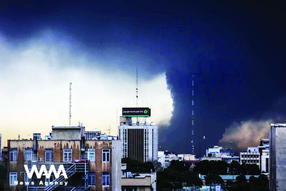 Khói bốc đen kịt bầu trời thủ đô Tehran, Iran sau cuộc không kích của Mỹ, Israel vào kho chứa dầu ngày 8-3 ẢNH: WANA