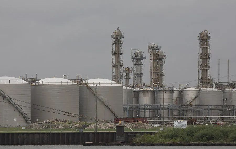 Nhà máy lọc dầu tại La Porte, Texas, Mỹ. Ảnh: XINHUA