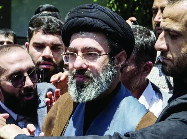 Lãnh tụ tối cao mới của Iran Mojtaba Khamenei (quấn khăn đen) ẢNH: ZUMA PRESS