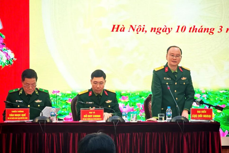 Đại tá Trần Văn Lợi, Trưởng Phòng châu Á, Cục Đối ngoại (Bộ Quốc phòng) phát biểu tại họp báo. Ảnh: TRẦN BÌNH