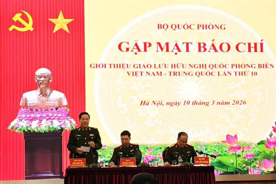 Thiếu tướng Văn Ngọc Quế, Phó Chủ nhiệm Chính trị Bộ đội Biên phòng phát biểu tại họp báo. Ảnh: TRẦN BÌNH