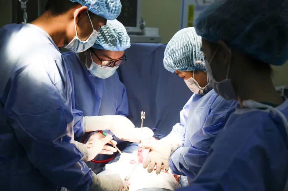 Ê kíp bác sĩ tiến hành phẫu thuật cắt loại bỏ khối u