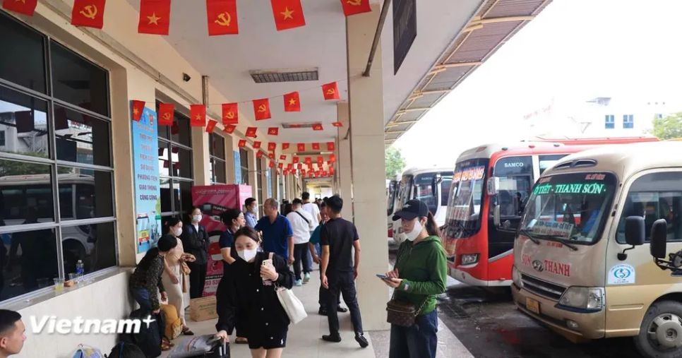 Nhiều nhà xe giảm số chuyến để đối phó giá xăng dầu tăng cao