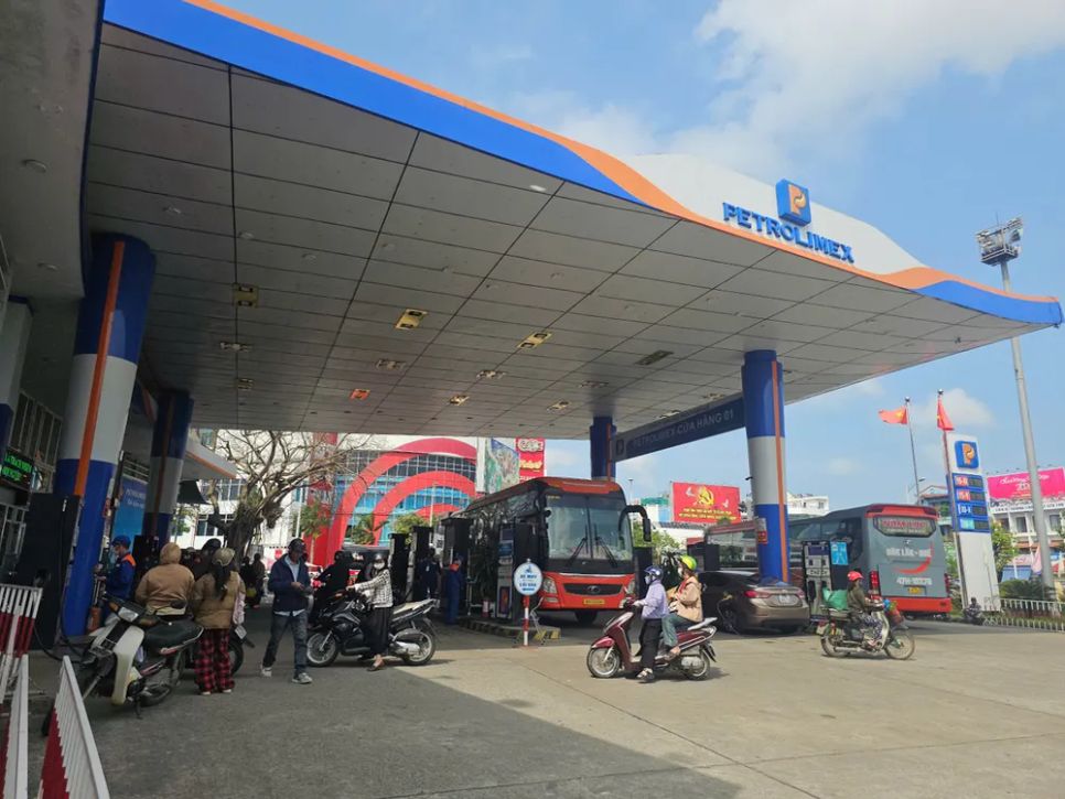 Ông Đặng Hữu Phúc, Giám đốc Sở Công Thương TP Huế cho biết, hiện nguồn cung xăng dầu trên địa bàn vẫn được duy trì ổn định thông qua 6 đầu mối phân phối cho 128 cửa hàng bán lẻ, với 15.000m<sup>3</sup>/ngày