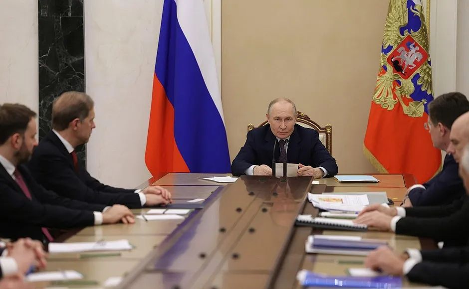 Tổng thống Nga Vladimir Putin chủ trì cuộc họp ngày 9-3. Ảnh: ĐIỆN KREMLIN