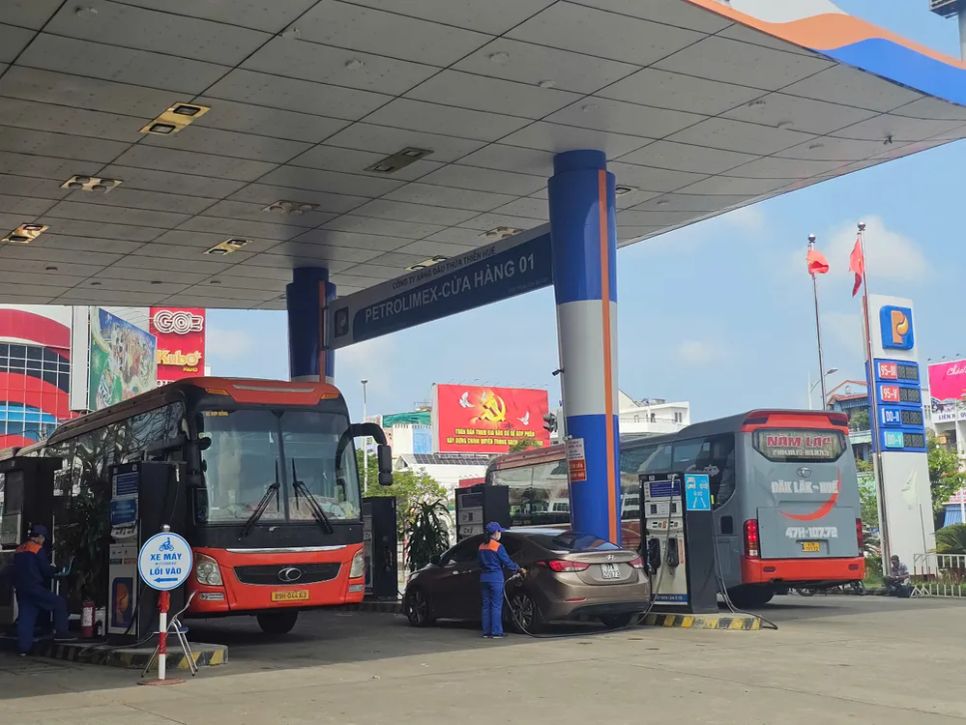 Xử lý cửa hàng xăng dầu chỉ bán tối đa 300.000 đồng/lượt