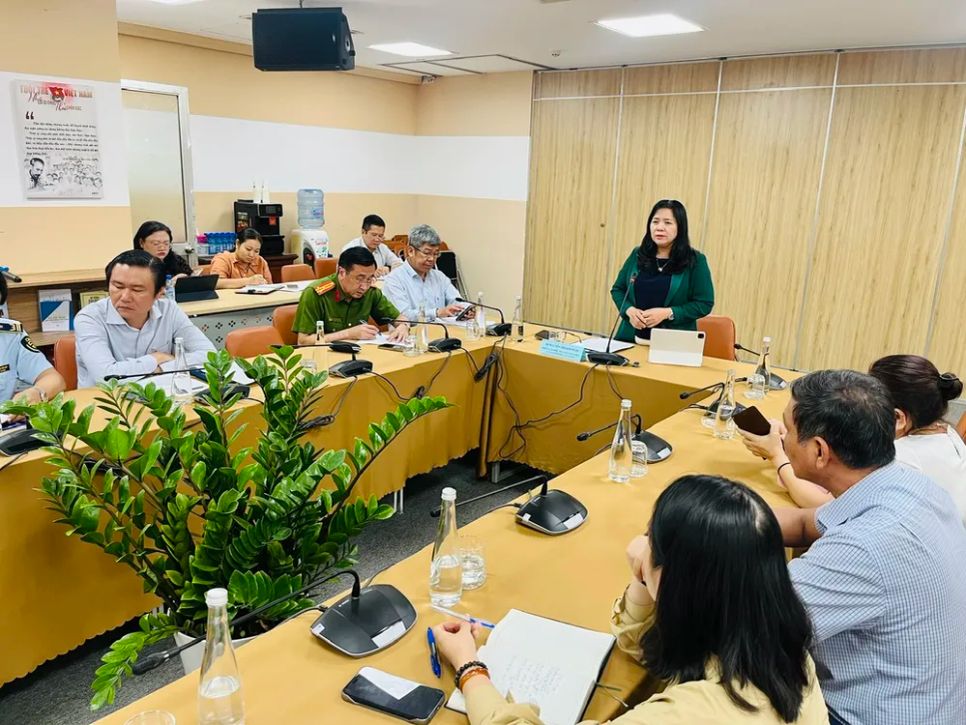 Bà Nguyễn Thị Kim Ngọc, Phó Giám đốc Sở Công thương TPHCM trao đổi thông tin tại cuộc họp