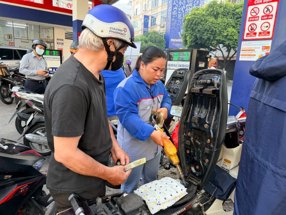 Người dân đổ xăng tại Cửa hàng xăng dầu số 9, phường Bến Thành, TPHCM trong buổi sáng 10-3. Ảnh: HOÀNG HÙNG