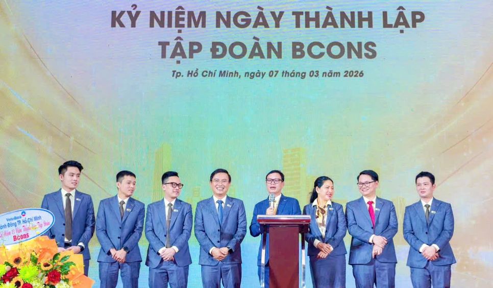 Ông Lê Như Thạch - Chủ tịch tập đoàn Bcons - phát biểu tại sự kiện (đứng thứ 4 từ phải sang)