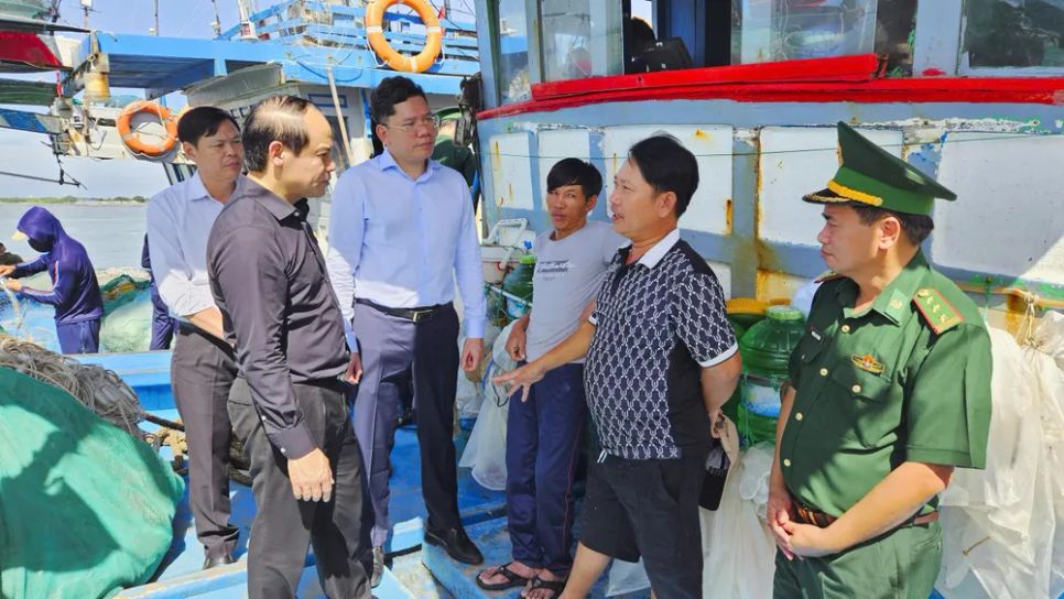 Đoàn công tác của Thanh tra Chính phủ và lãnh đạo UBND TPHCM kiểm tra thực tế và làm việc tại các cảng cá trên địa bàn xã Long Hải, TPHCM, ngày 16-12