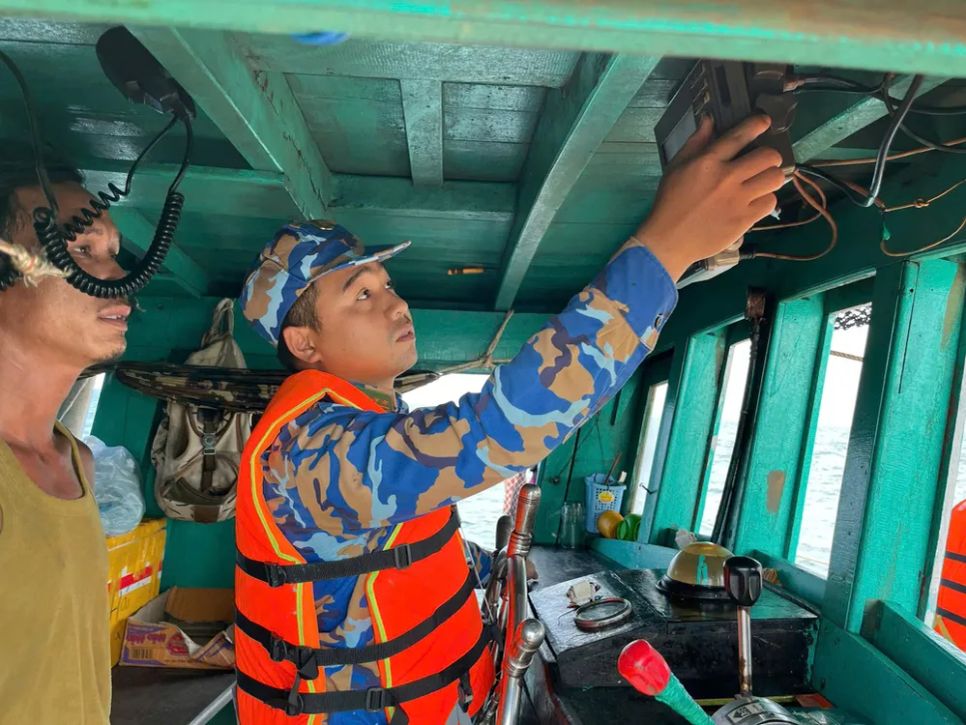 Lực lượng chức năng kiểm tra thiết bị giám sát hành trình VMS trên tàu cá hoạt động trên vùng biển phía Nam