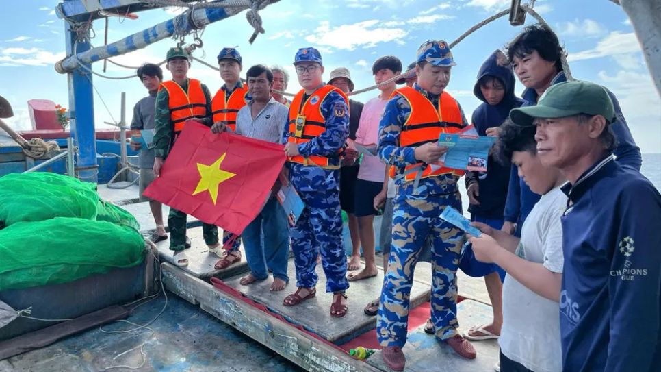Lực lượng Vùng Cảnh sát biển 3 (Bộ Tư lệnh Cảnh sát biển Việt Nam) và Hải Đoàn Biên phòng 18 (Bộ Tư lệnh Biên phòng) tặng cờ Tổ quốc kết hợp tuyên truyền phòng chống IUU cho ngư dân trên vùng biển TPHCM