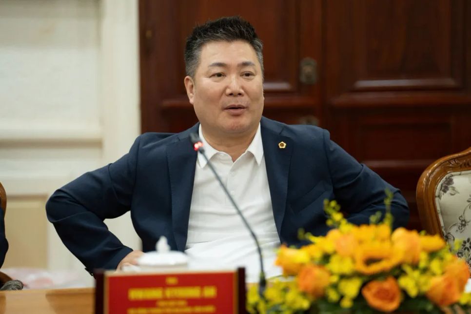 Ông Hwang Kyoung Ah cảm ơn sự đón tiếp trọng thị của lãnh đạo HĐND TPHCM. Ảnh: XUÂN HẠNH