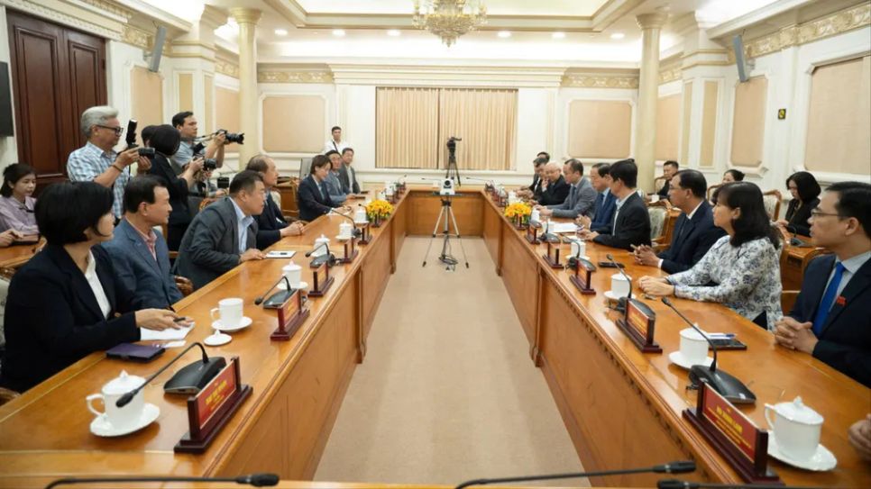 Phó Chủ tịch Thường trực HĐND TPHCM Nguyễn Văn Thọ tiếp đoàn công tác Hội đồng TP Daejeon. Ảnh: XUÂN HẠNH