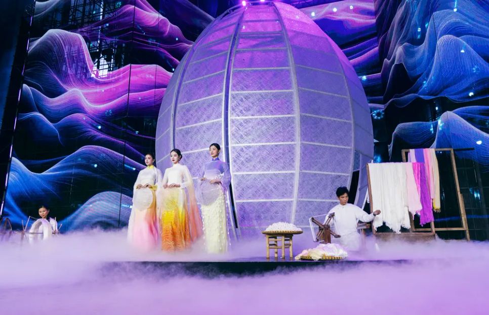 Nghệ nhân - NTK Trung Đinh dệt khát vọng Việt trên tà áo dài lụa