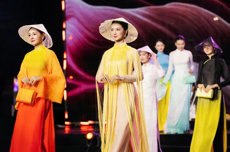 Nghệ nhân - NTK Trung Đinh dệt khát vọng Việt trên tà áo dài lụa