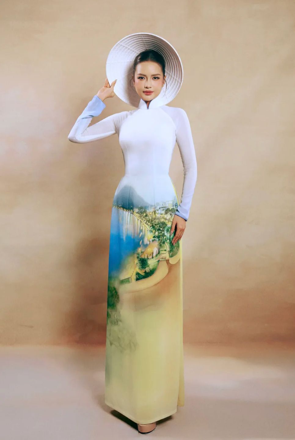 Nghệ nhân - NTK Trung Đinh dệt khát vọng Việt trên tà áo dài lụa