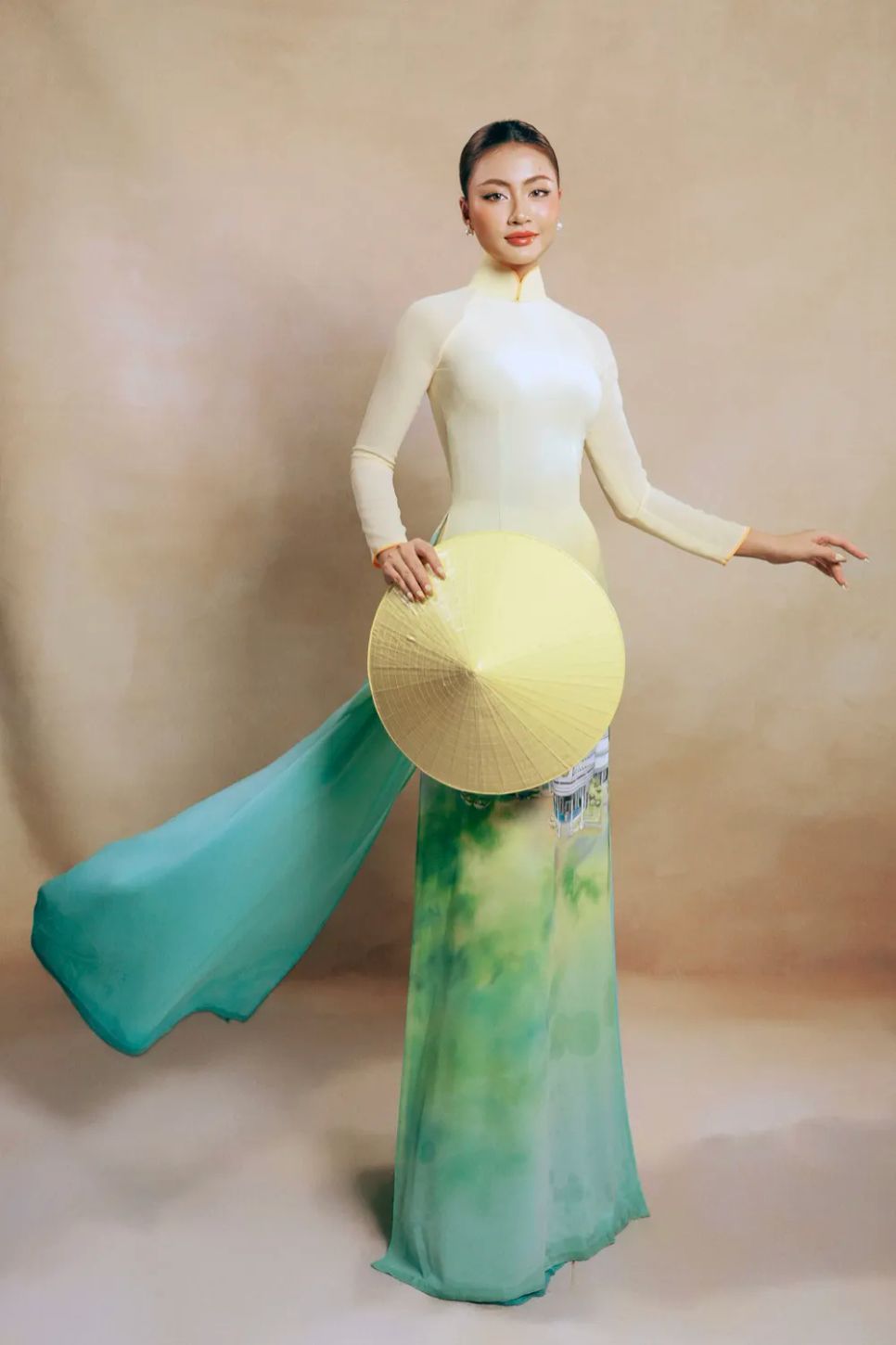 Nghệ nhân - NTK Trung Đinh dệt khát vọng Việt trên tà áo dài lụa