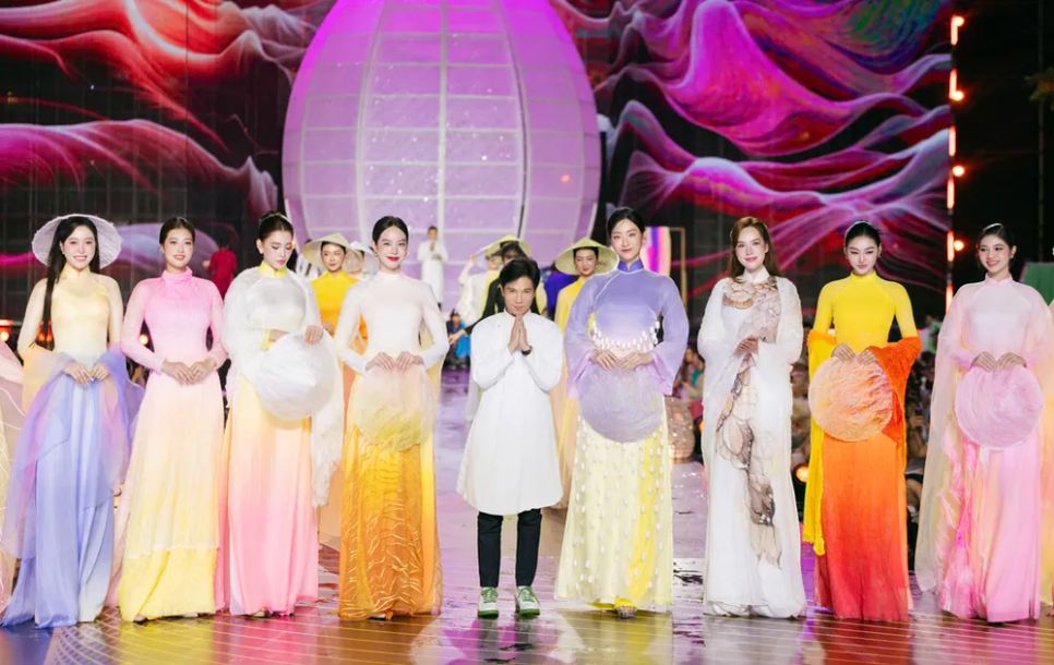 Nghệ nhân – NTK Trung Đinh và các hoa hậu, á hậu trong BST “Kiếp tằm, vàng son và khát vọng”