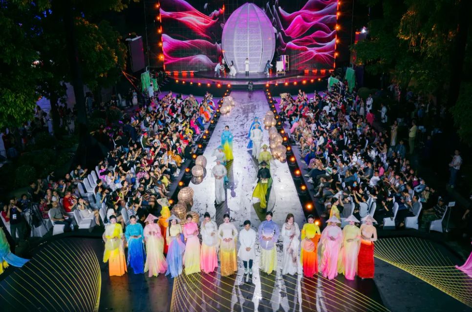 Ra mắt Bộ sưu tập “Kiếp tằm, vàng son và khát vọng”