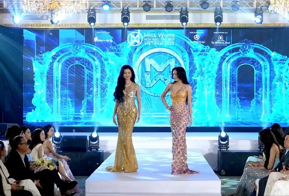 Các thí sinh ra mắt công chúng