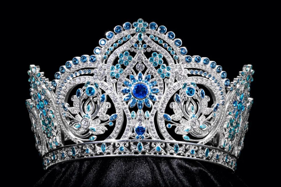 Vương miện đính 3.368 viên đá quý
