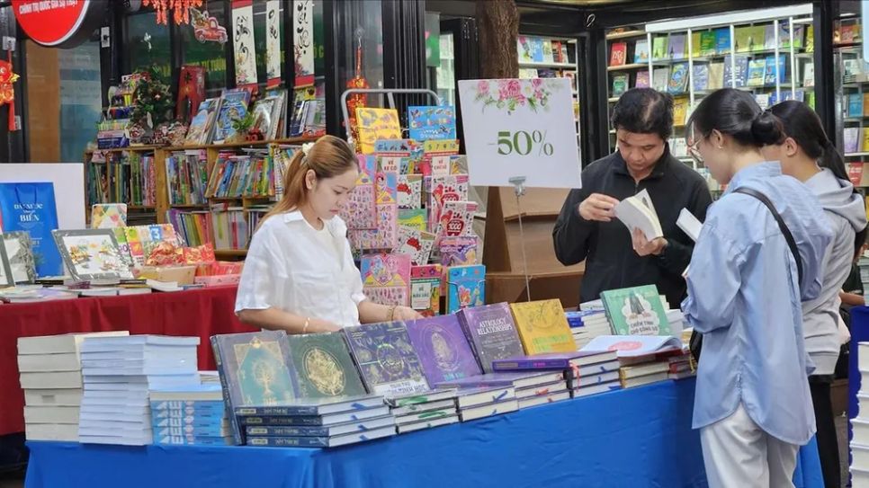 Thay vì lướt mạng xã hội, nhiều bạn trẻ lựa chọn những cuốn sách phù hợp