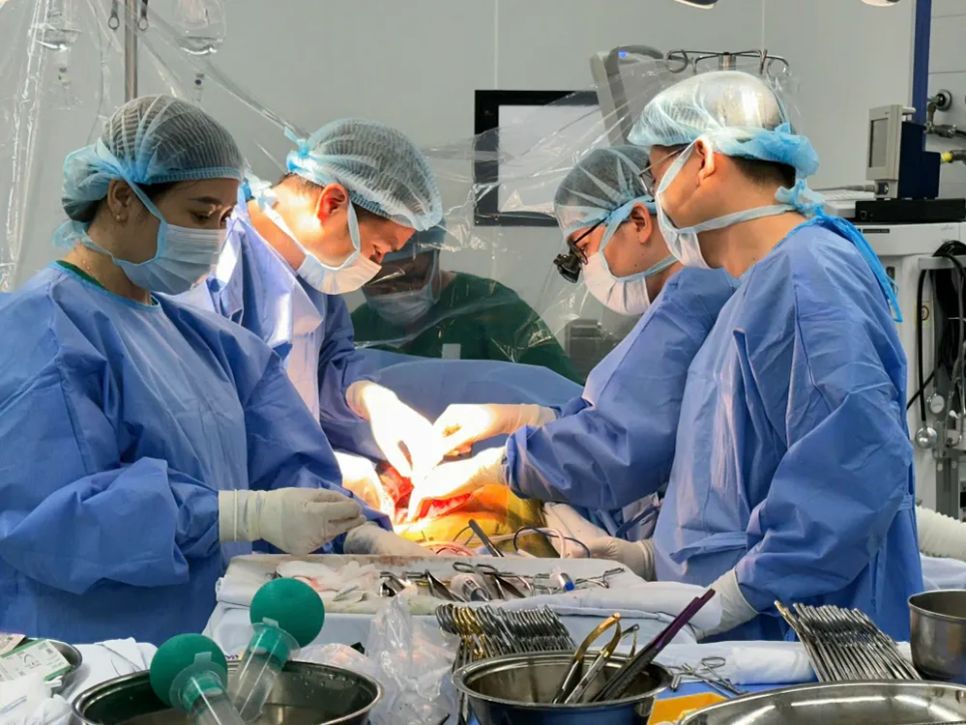 Các bác sĩ phẫu thuật cho người bệnh