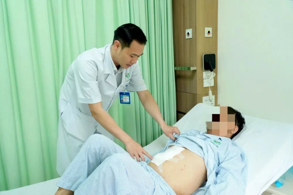 Ths-BS-CK1 Nguyễn Văn Mạnh, Trưởng đơn vị Phẫu thuật Gan Mật Tụy thăm khám cho bệnh nhân sau ca phẫu thuật