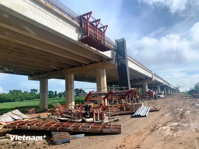 Bộ Xây dựng cảnh báo hàng loạt các dự án giao thông trọng điểm chậm tiến độ