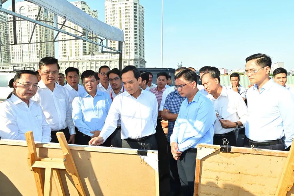 Bí thư Thành ủy TPHCM Trần Lưu Quang khảo sát tiến độ loạt dự án ở Trường đua Phú Thọ. Ảnh: VIỆT DŨNG