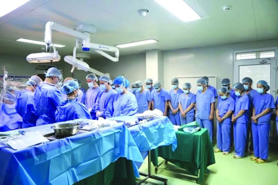 Các y, bác sĩ tri ân một người chết não hiến tạng cho y học