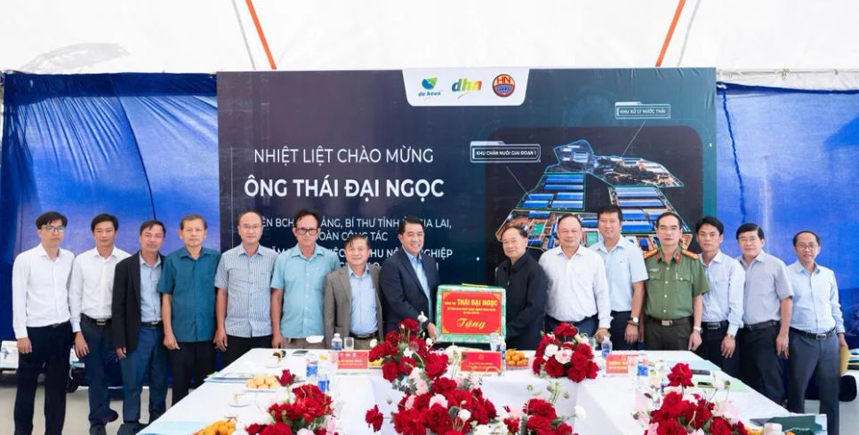 Bí thư Tỉnh ủy Gia Lai tặng quà lưu niệm cho chủ đầu tư dự án DHN Gia Lai