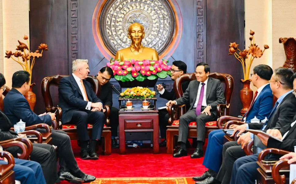 Bí thư Thành ủy TPHCM Trần Lưu Quang làm việc với ông Oliver Jones. Ảnh: VIỆT DŨNG