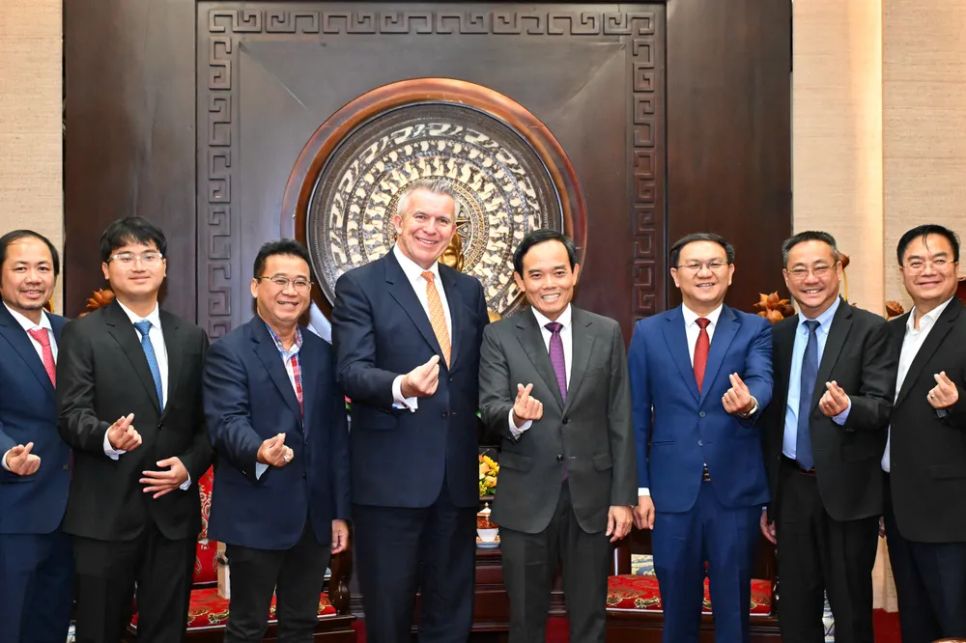 Đồng chí Trần Lưu Quang chụp hình lưu niệm với các nhà đầu tư trong và ngoài nước. Ảnh: VIỆT DŨNG