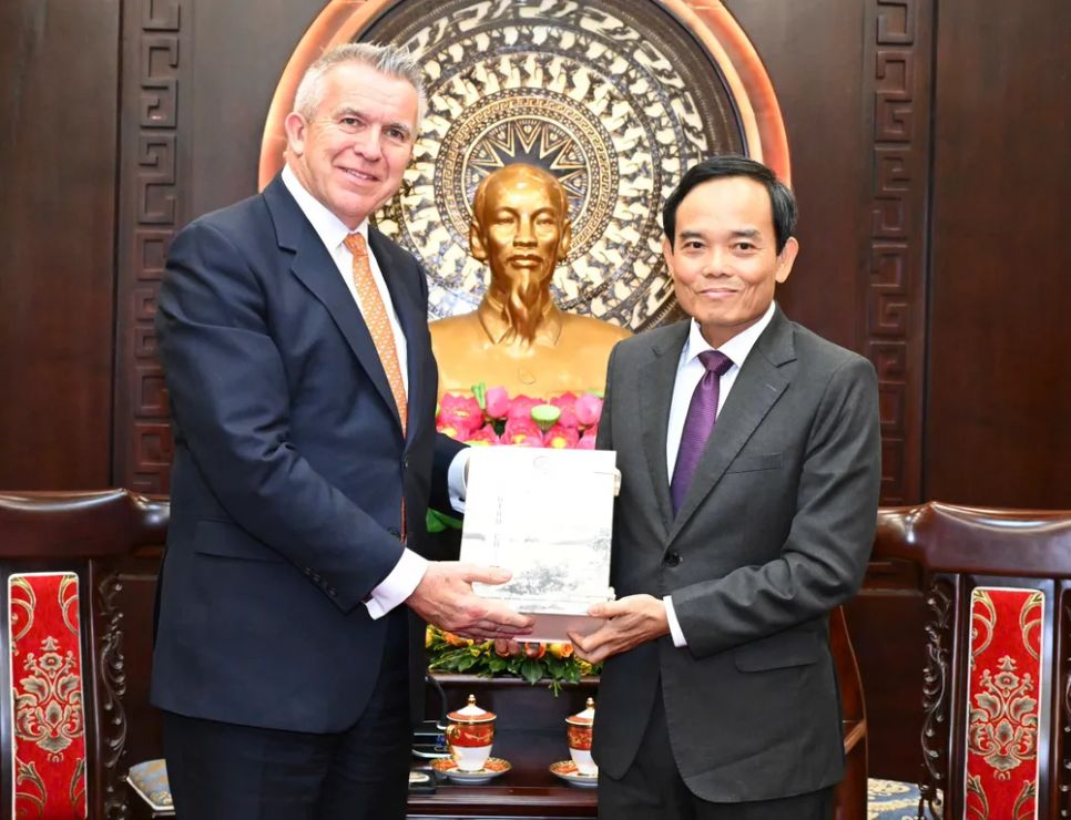 Đồng chí Trần Lưu Quang tặng quà lưu niệm cho ông Oliver Jones. Ảnh: VIỆT DŨNG