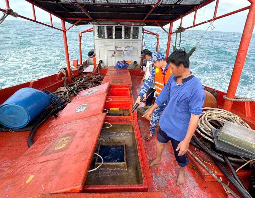 Lực lượng chức năng kiểm tra hàng hóa trên tàu cá