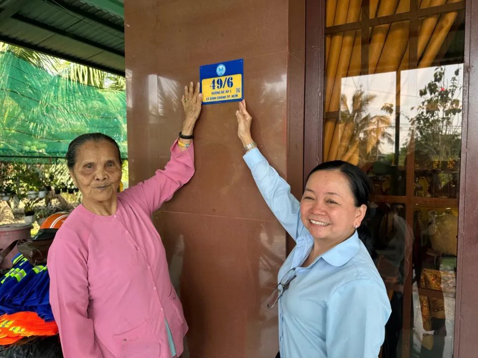 Lãnh đạo xã Bình Chánh gắn số nhà cho người dân