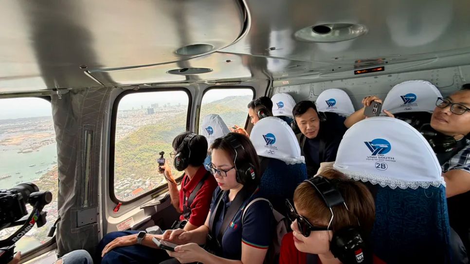 Du khách ngắm TPHCM từ trên cao. Ảnh: HOÀNG HÙNG