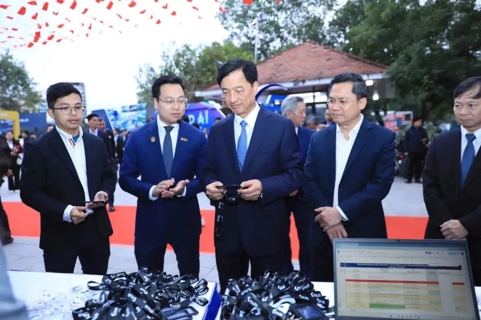 Bí thư Thành ủy Hà Nội Nguyễn Duy Ngọc nghe giới thiệu các sản phẩm khoa học của Thủ đô tại Triển lãm Mạng lưới đổi mới sáng tạo Hà Nội