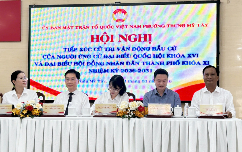 Luật sư Hà Hải (bìa phải) tại buổi tiếp xúc cử tri