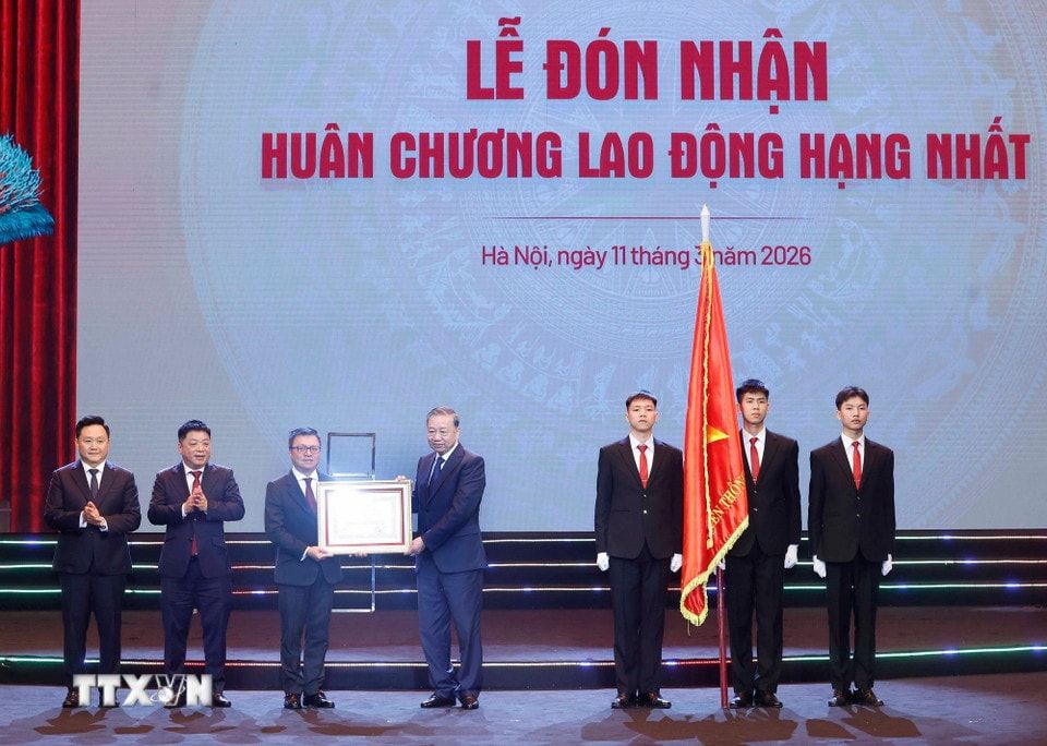 <span>Tổng Bí thư Tô Lâm trao Huân chương Lao động hạng Nhất tặng Báo Nhân Dân. Ảnh: TTXVN</span>