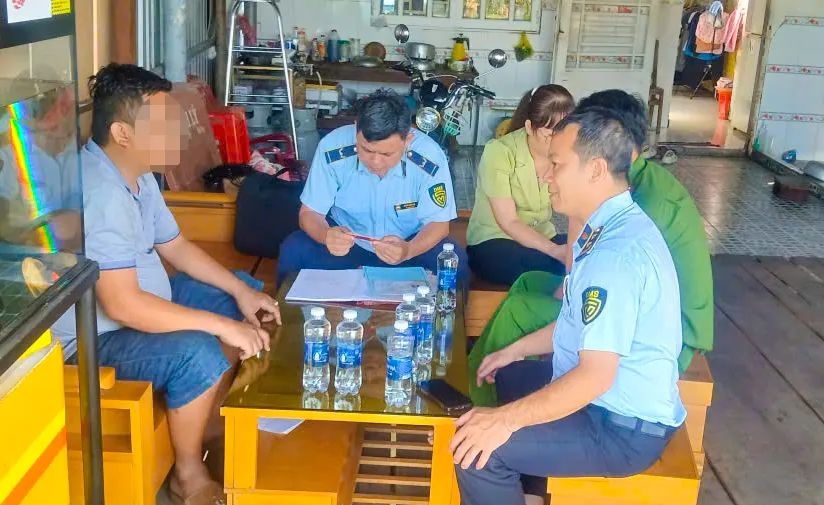 Đội QLTT số 3 kiểm tra tại cửa hàng xăng dầu tại phường Ô Môn, TP Cần Thơ