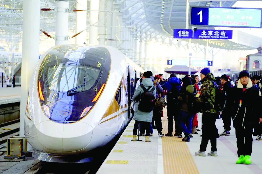 Hành khách chuẩn bị lên tàu cao tốc tại Bắc Kinh, Trung Quốc ẢNH: XINHUA