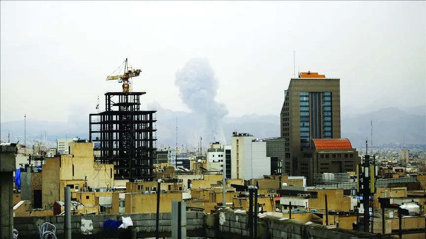 Khói bốc lên tại Tehran, Iran sau khi Israel không kích ẢNH: ANADOLU