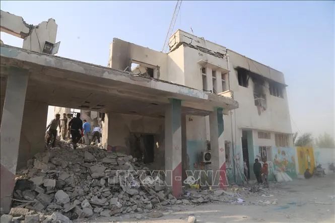 Lực lượng cứu hộ tìm kiếm nạn nhân dưới đống đổ nát của trường nữ sinh bị trúng không kích ở thành phố Minab ngày 28-2. Ảnh: THX/TTXVN